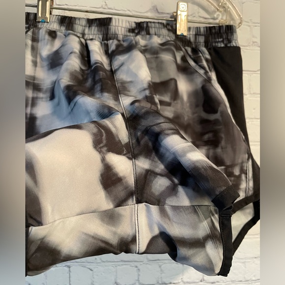 Under Armour Shorts - Picture 14 of 15